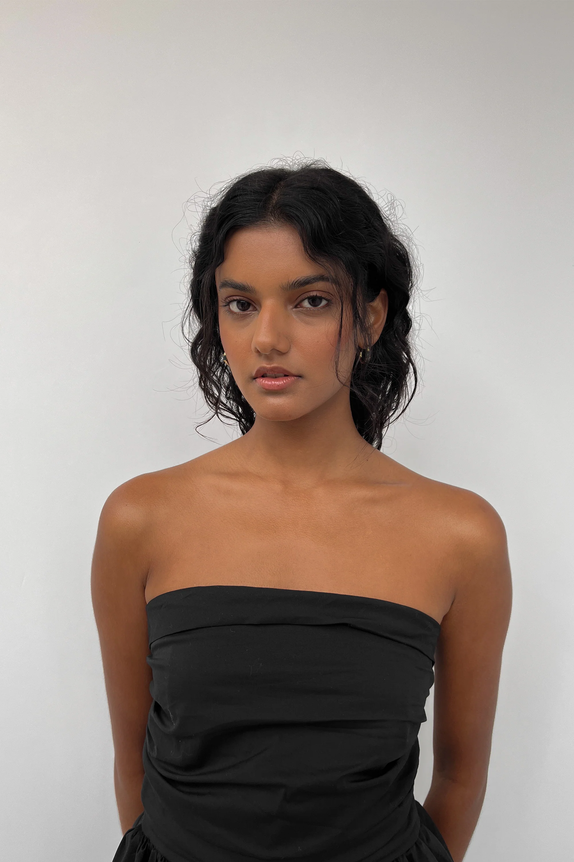 BAGUETTE ZIRCONIA HUGGIE HOOP - Image 3