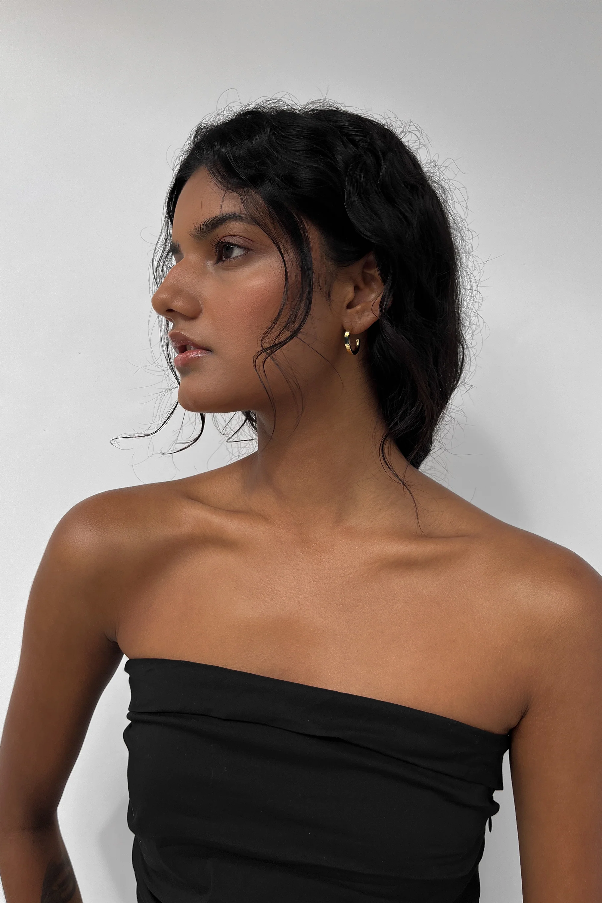 BAGUETTE ZIRCONIA HUGGIE HOOP - Image 4