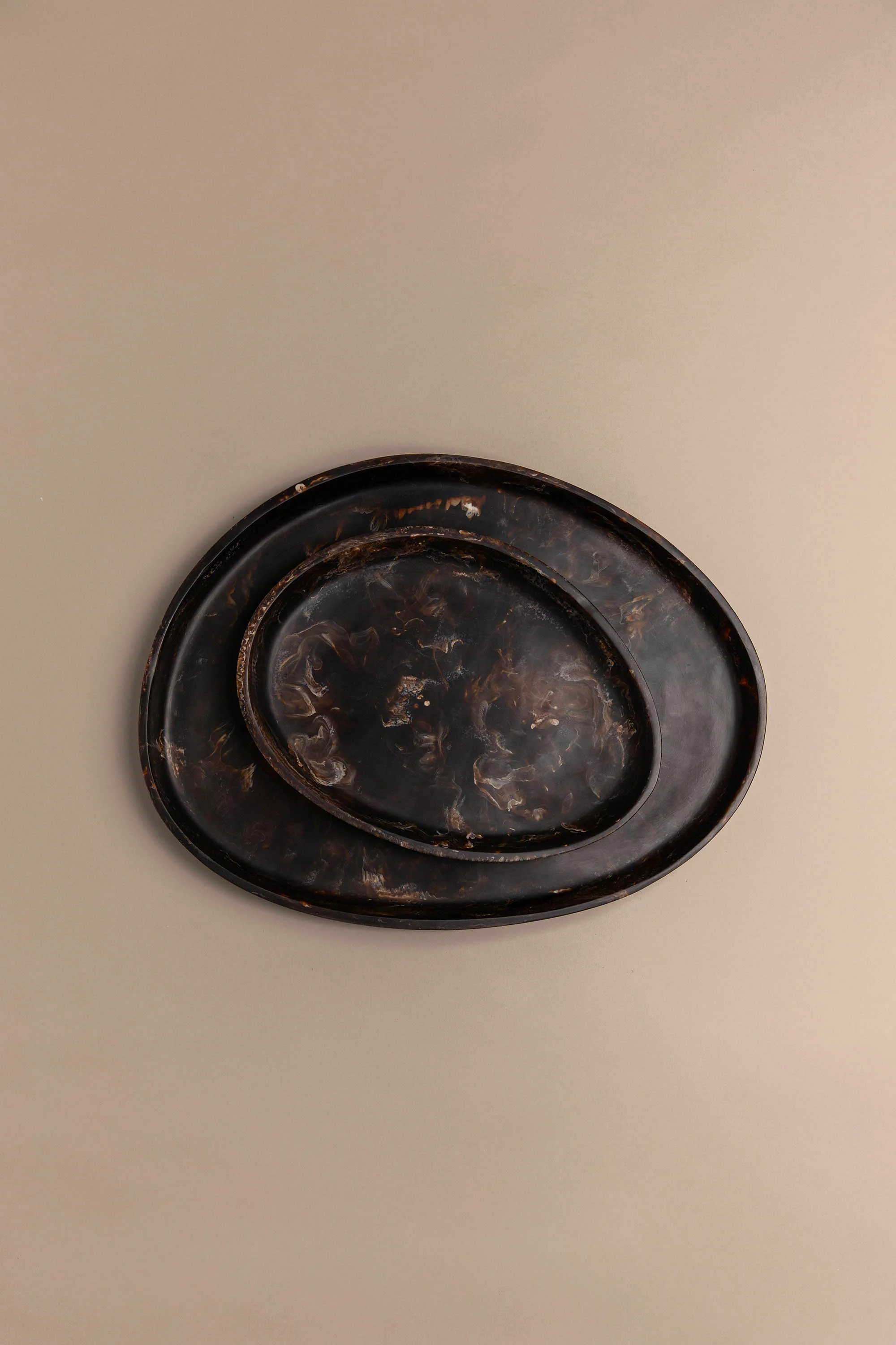 LARGE PEBBLE RESIN TRAY - Image 3