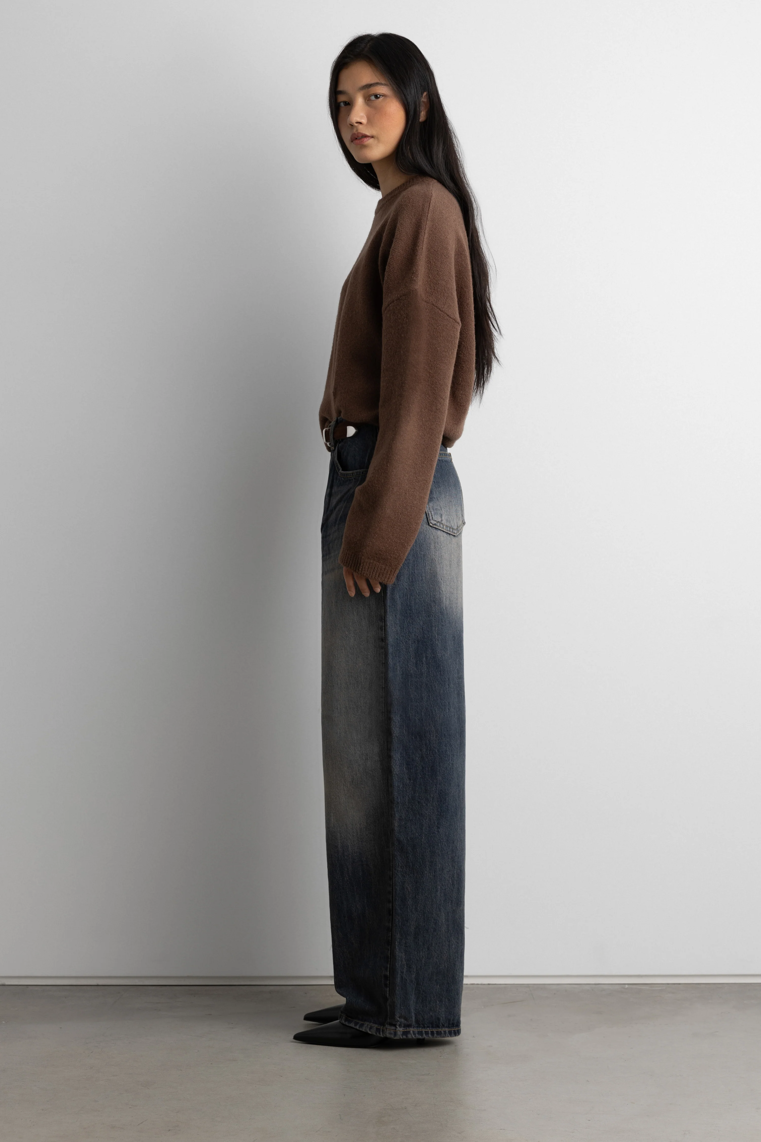 MID-RISE CURVED LEG DARK WASH JEAN - Image 4