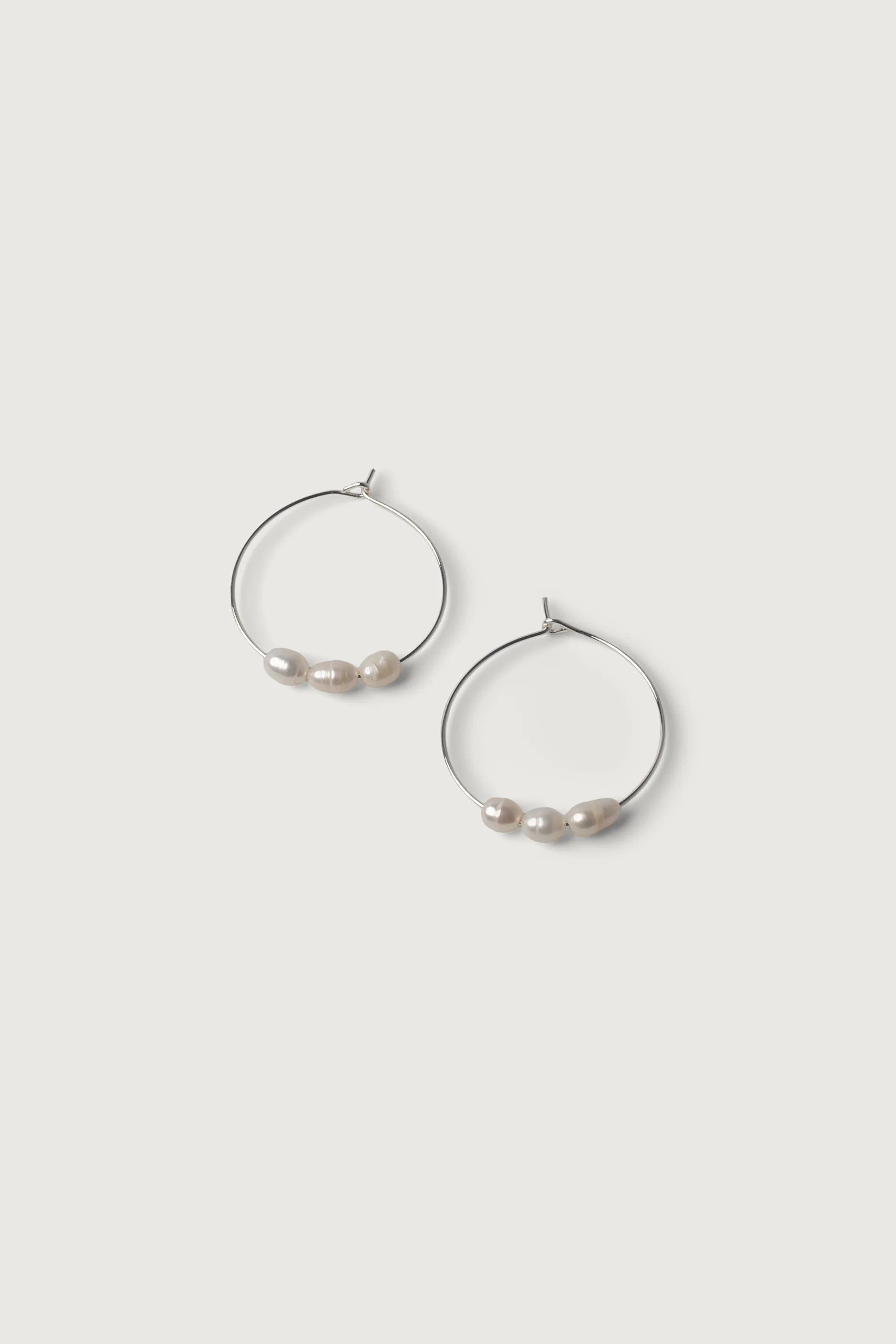 PEARL HOOP EARRING - Image 3