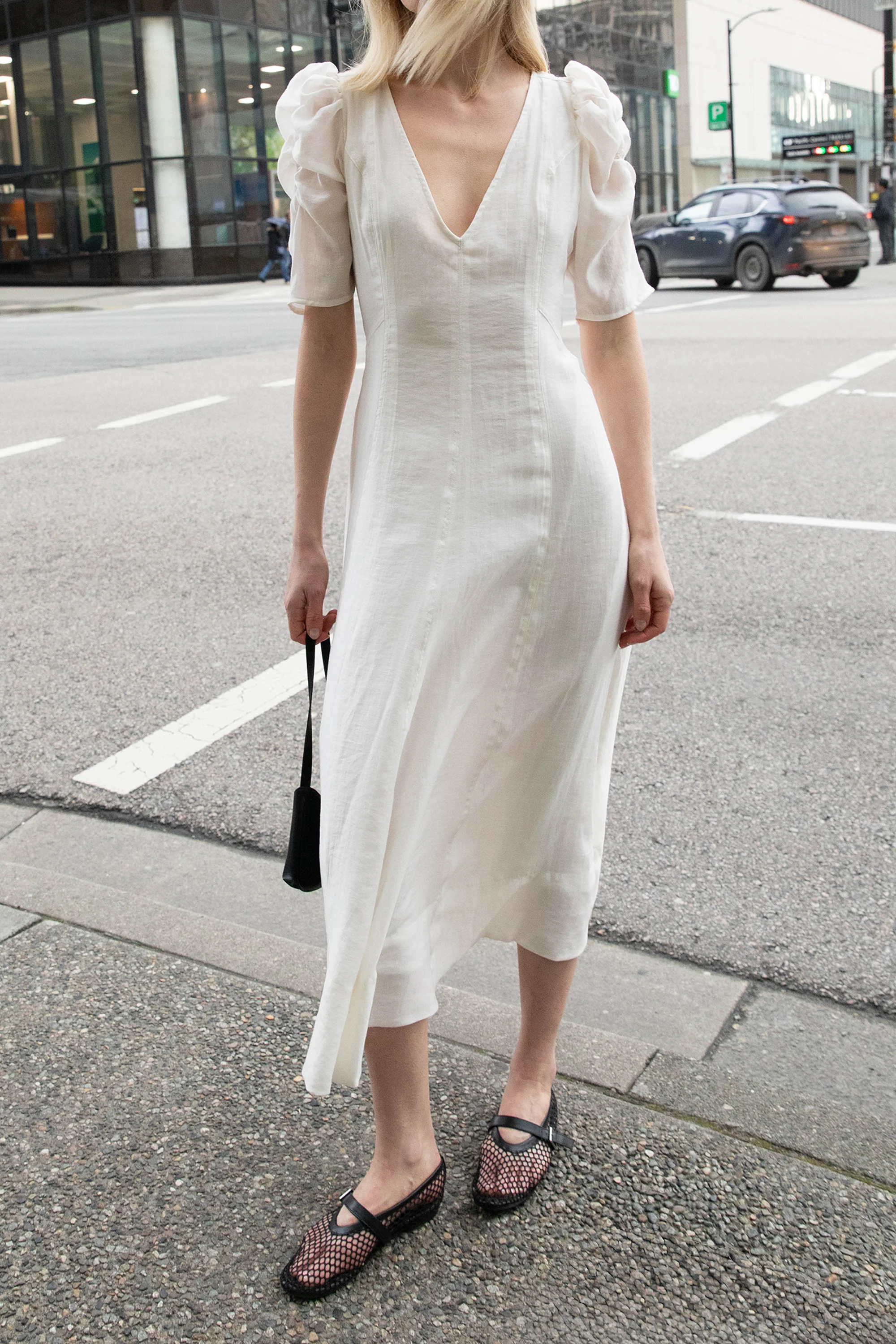 V-NECK PUFF SLEEVE MAXI DRESS - Image 3