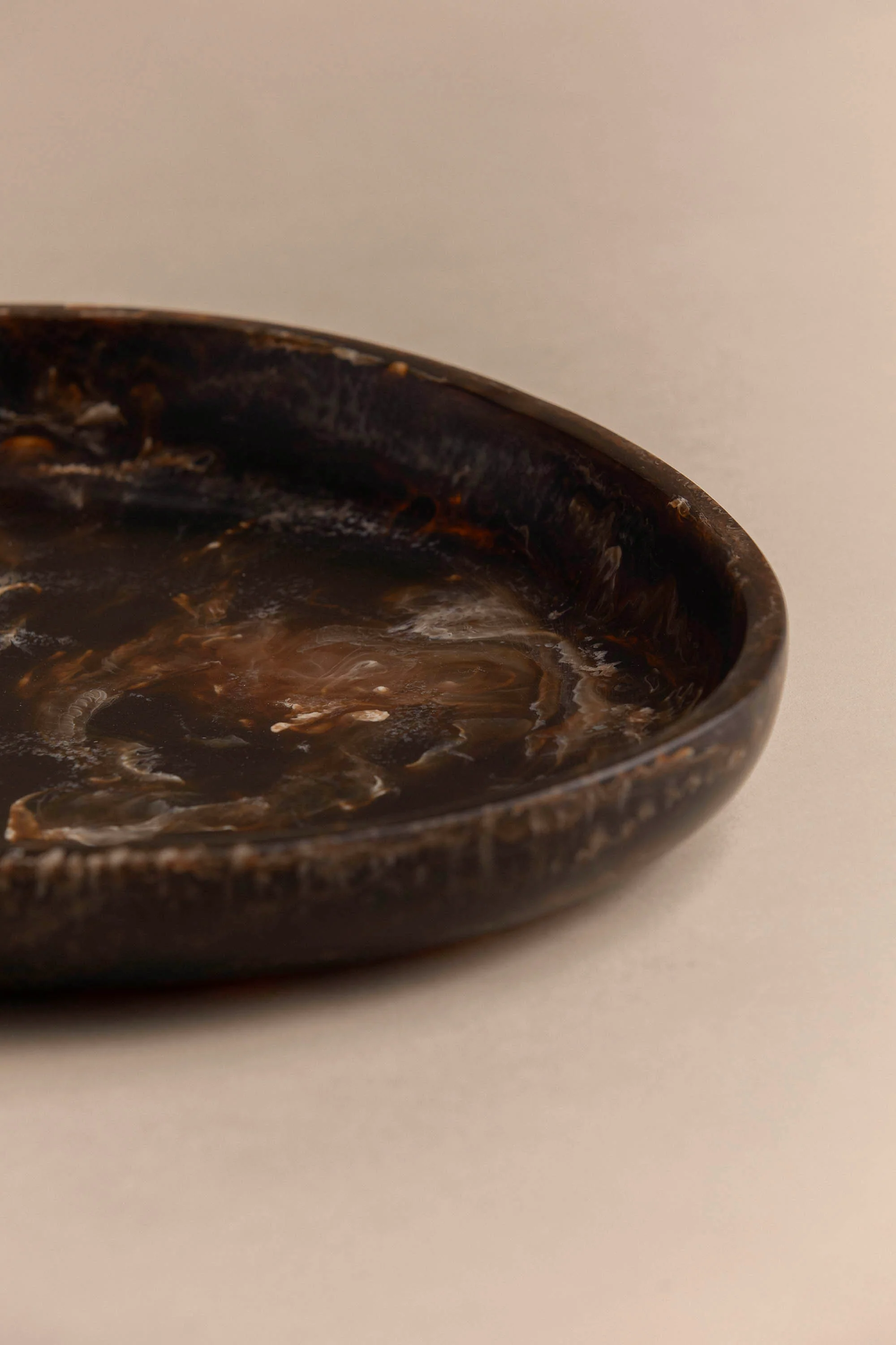 SMALL PEBBLE RESIN TRAY - Image 5