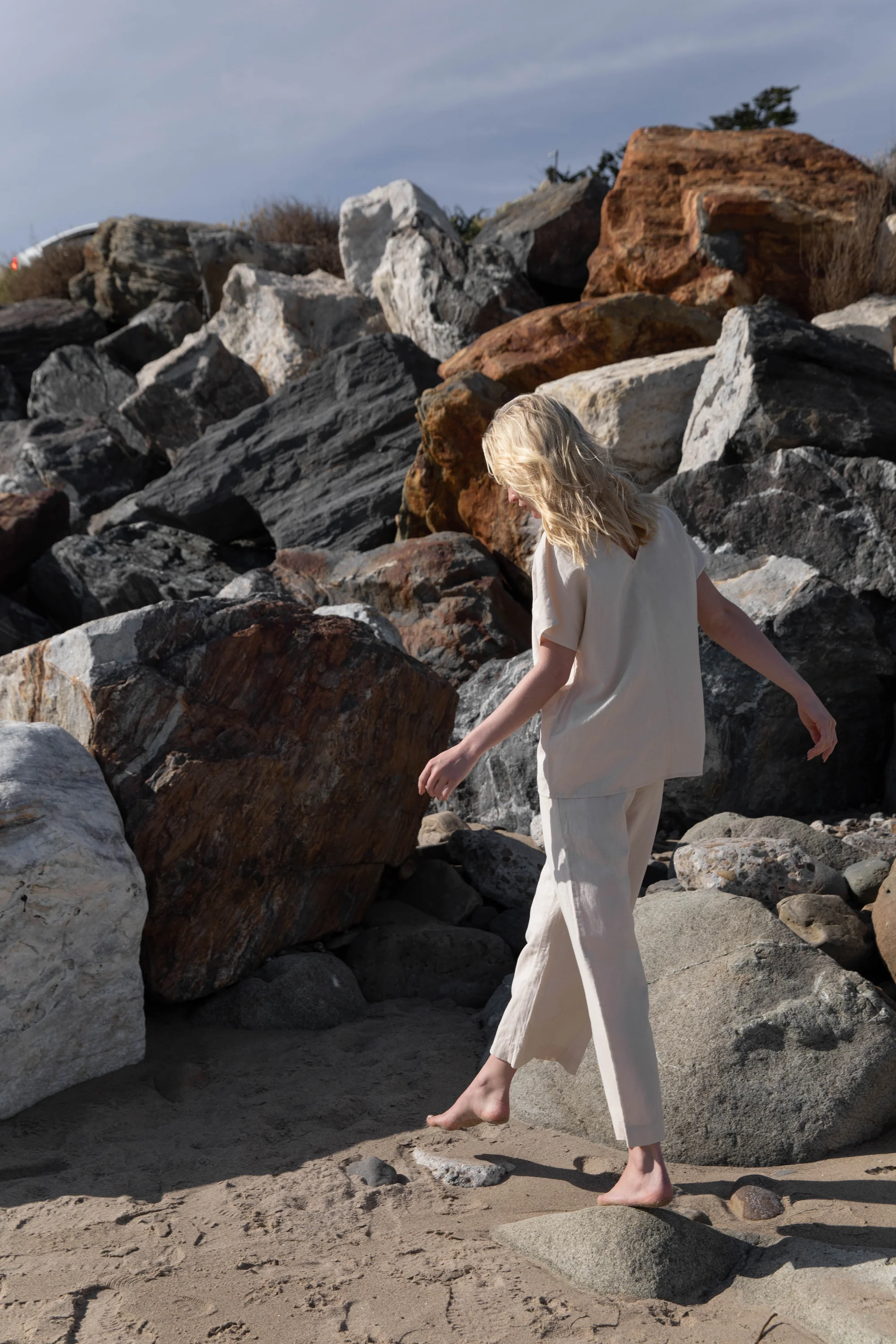 LINEN BLEND V-NECK BLOUSE - Image 7