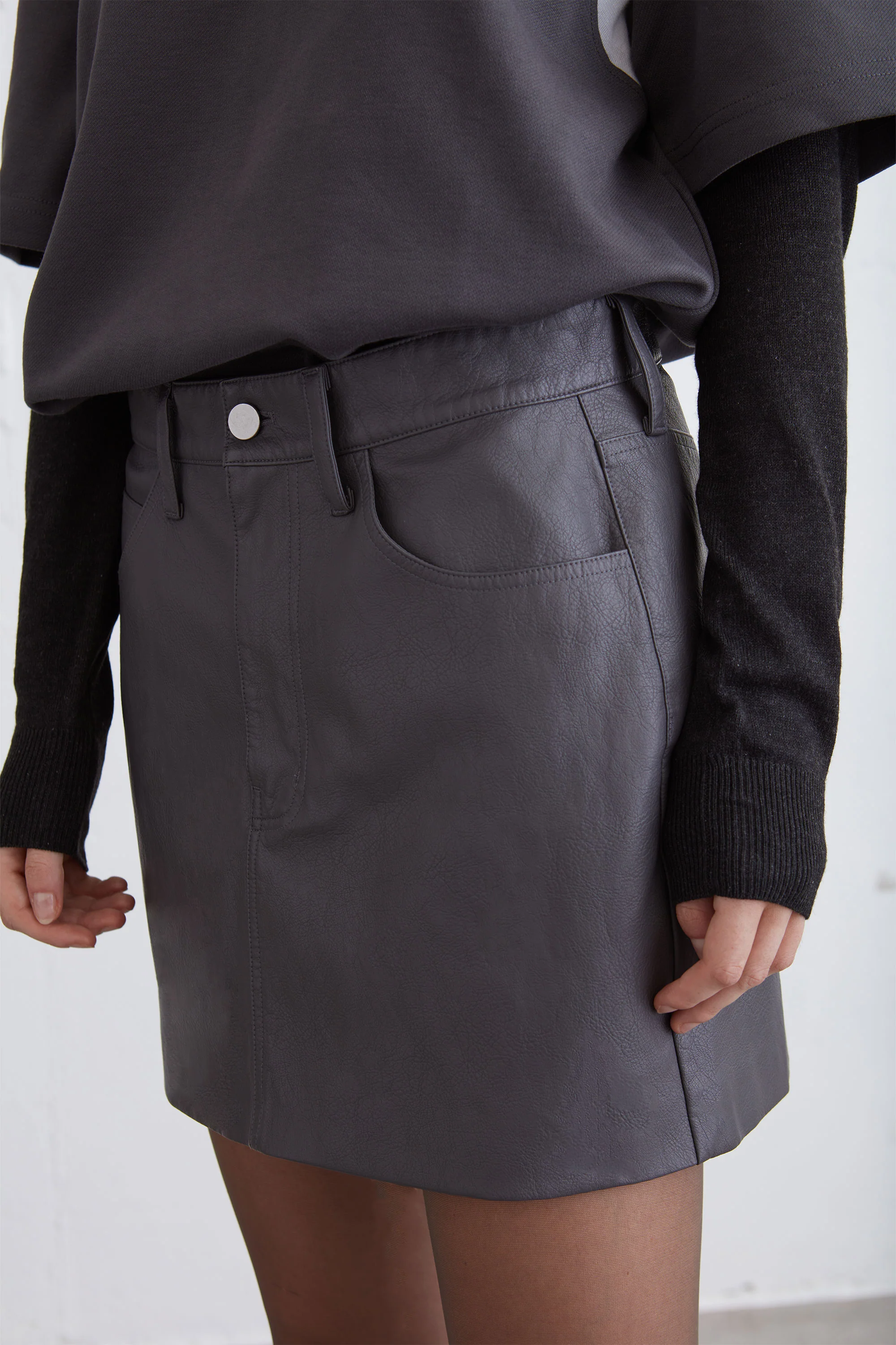VEGAN LEATHER MINI SKIRT - Image 4
